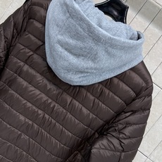 PD家 26秋冬新款 可拆卸连帽羽绒服 可拆卸灰色针织帽实现多种穿搭风格 横向绗缝锁棉不易结块 圆领单排金属扣简约大气 PD家 26秋冬新款 可拆卸连帽羽绒服 可拆卸灰色针织帽实现多种穿搭风格 横向绗缝锁棉不易结块 圆领单排金属扣简约大气