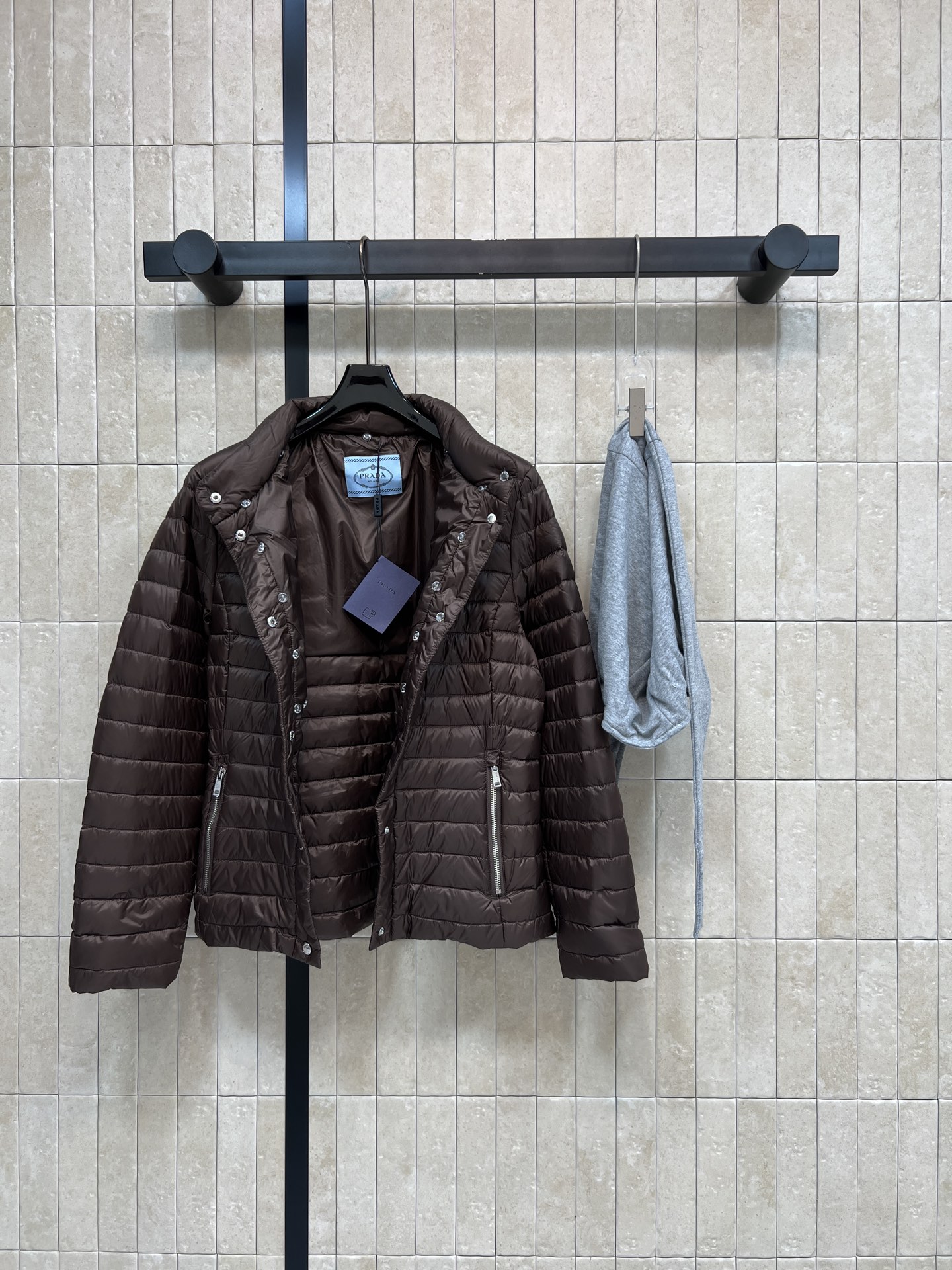 PD家 26秋冬新款 可拆卸连帽羽绒服 可拆卸灰色针织帽实现多种穿搭风格 横向绗缝锁棉不易结块 圆领单排金属扣简约大气 PD家 26秋冬新款 可拆卸连帽羽绒服 可拆卸灰色针织帽实现多种穿搭风格 横向绗缝锁棉不易结块 圆领单排金属扣简约大气