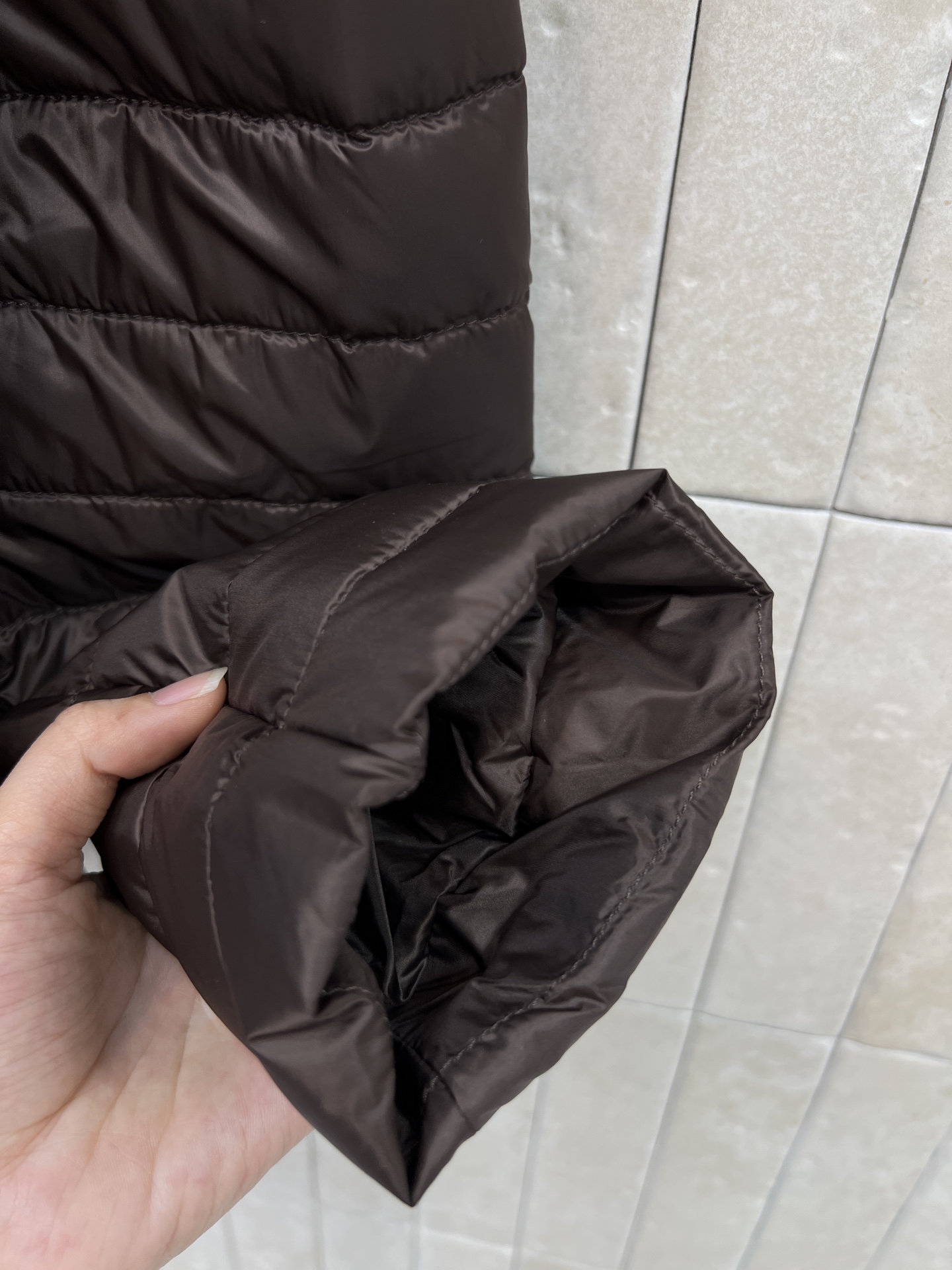 PD家 26秋冬新款 可拆卸连帽羽绒服 可拆卸灰色针织帽实现多种穿搭风格 横向绗缝锁棉不易结块 圆领单排金属扣简约大气 PD家 26秋冬新款 可拆卸连帽羽绒服 可拆卸灰色针织帽实现多种穿搭风格 横向绗缝锁棉不易结块 圆领单排金属扣简约大气