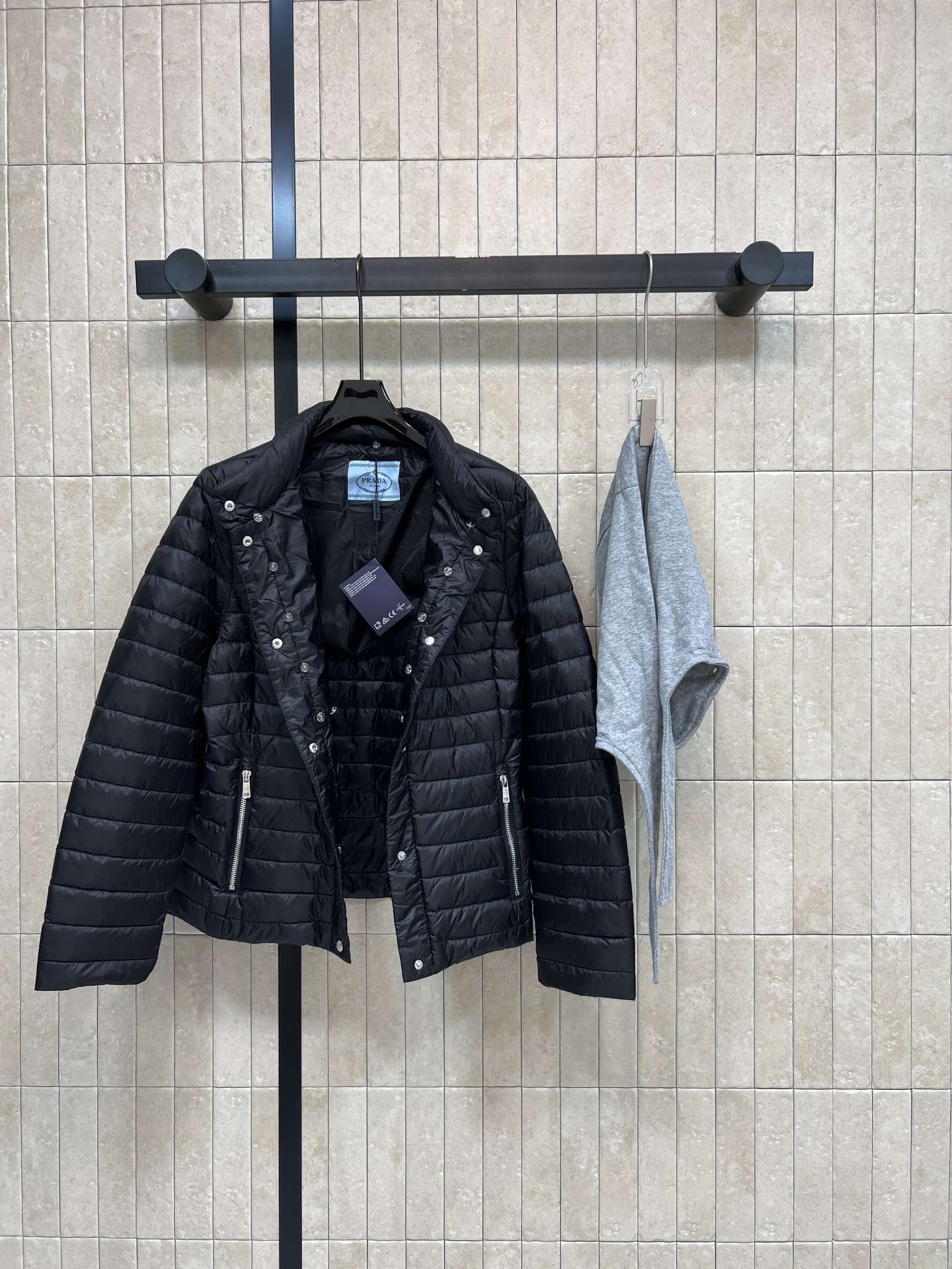 PD家 26秋冬新款 可拆卸连帽羽绒服 可拆卸灰色针织帽实现多种穿搭风格 横向绗缝锁棉不易结块 圆领单排金属扣简约大气 PD家 26秋冬新款 可拆卸连帽羽绒服 可拆卸灰色针织帽实现多种穿搭风格 横向绗缝锁棉不易结块 圆领单排金属扣简约大气