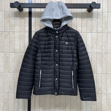PD家 26秋冬新款 可拆卸连帽羽绒服 可拆卸灰色针织帽实现多种穿搭风格 横向绗缝锁棉不易结块 圆领单排金属扣简约大气 PD家 26秋冬新款 可拆卸连帽羽绒服 可拆卸灰色针织帽实现多种穿搭风格 横向绗缝锁棉不易结块 圆领单排金属扣简约大气