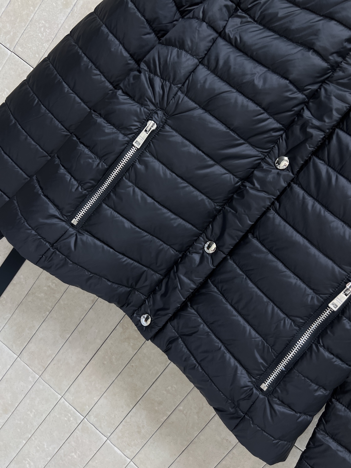 PD家 26秋冬新款 可拆卸连帽羽绒服 可拆卸灰色针织帽实现多种穿搭风格 横向绗缝锁棉不易结块 圆领单排金属扣简约大气 PD家 26秋冬新款 可拆卸连帽羽绒服 可拆卸灰色针织帽实现多种穿搭风格 横向绗缝锁棉不易结块 圆领单排金属扣简约大气