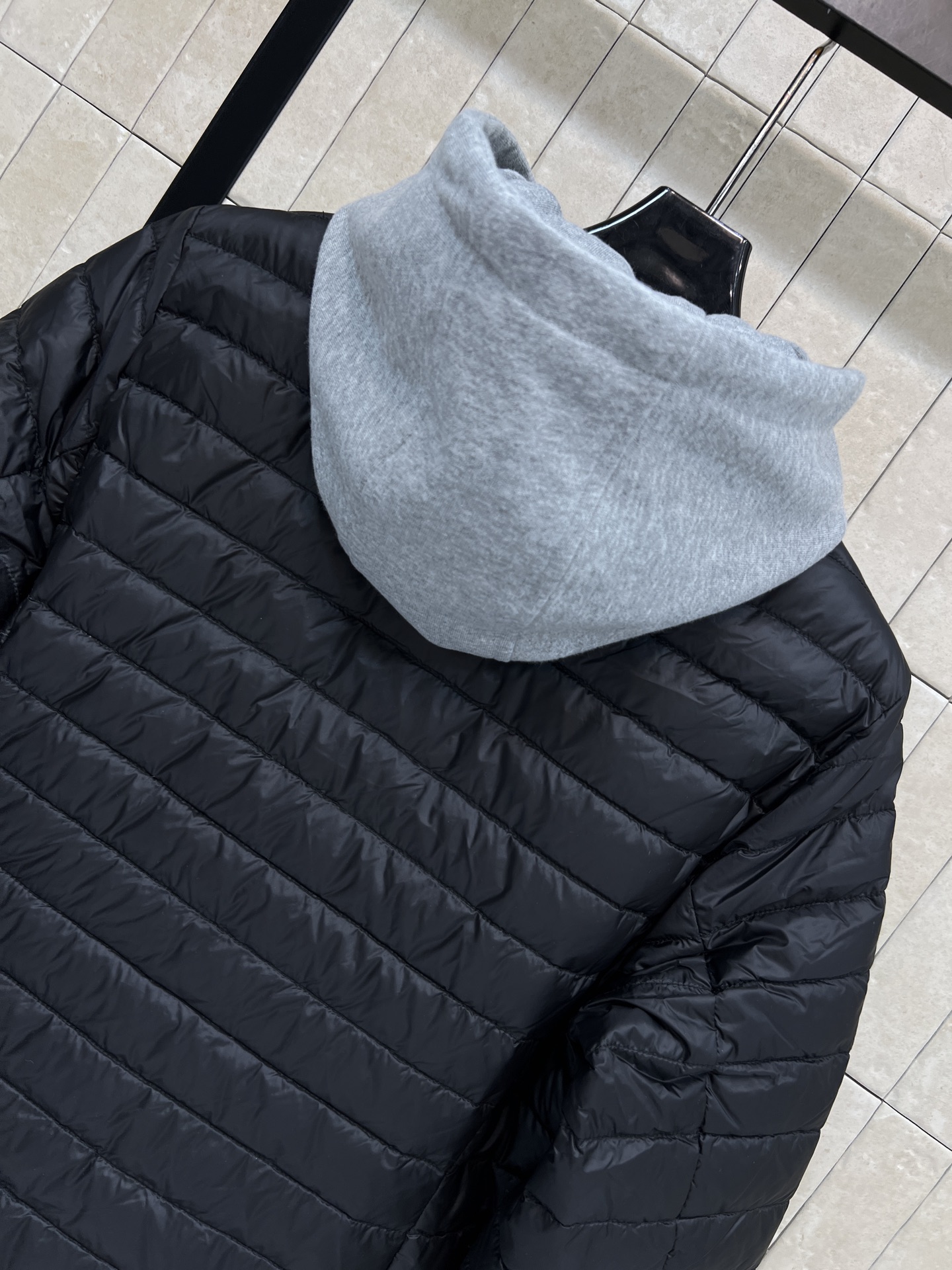 PD家 26秋冬新款 可拆卸连帽羽绒服 可拆卸灰色针织帽实现多种穿搭风格 横向绗缝锁棉不易结块 圆领单排金属扣简约大气 PD家 26秋冬新款 可拆卸连帽羽绒服 可拆卸灰色针织帽实现多种穿搭风格 横向绗缝锁棉不易结块 圆领单排金属扣简约大气