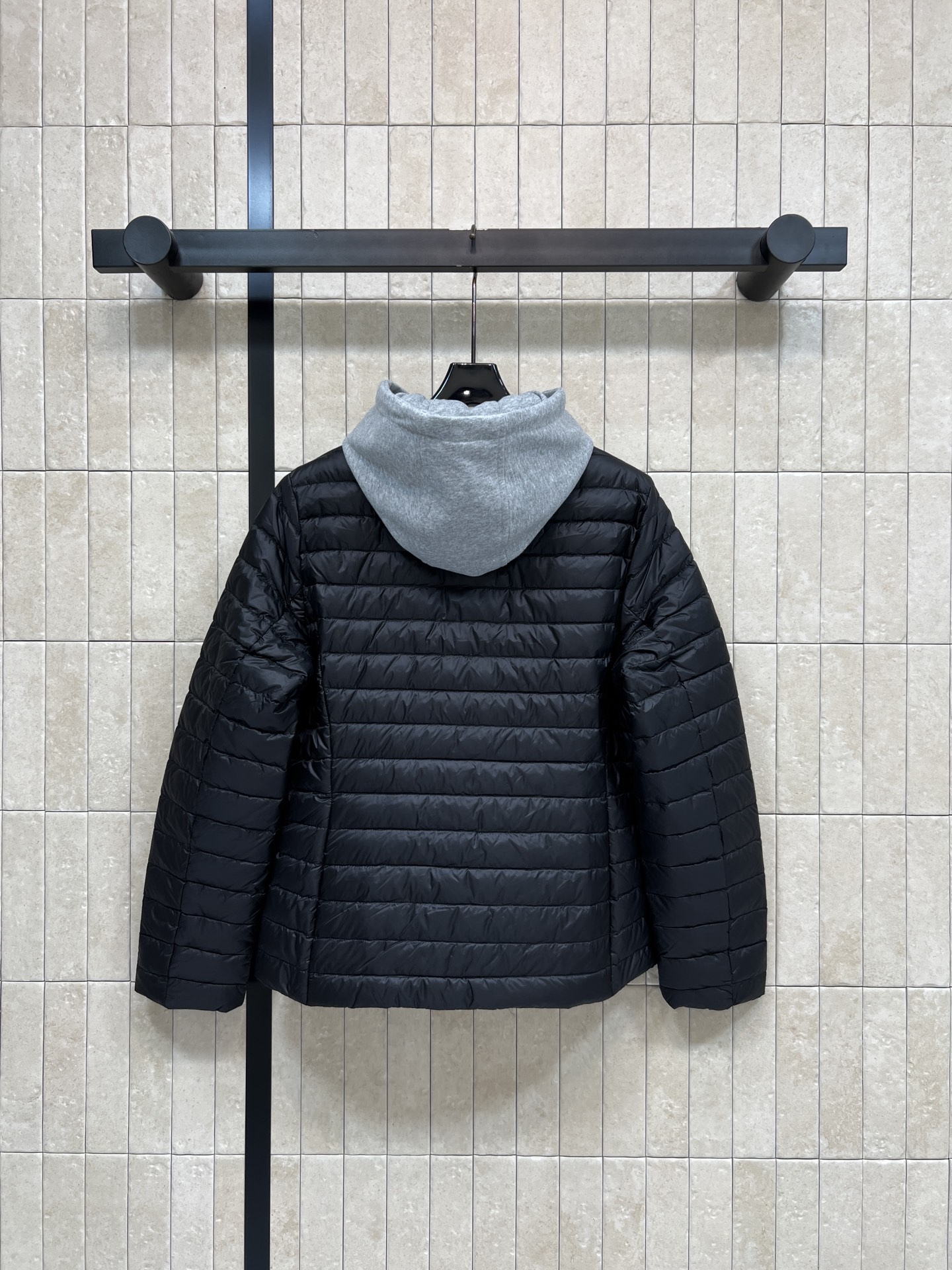 PD家 26秋冬新款 可拆卸连帽羽绒服 可拆卸灰色针织帽实现多种穿搭风格 横向绗缝锁棉不易结块 圆领单排金属扣简约大气 PD家 26秋冬新款 可拆卸连帽羽绒服 可拆卸灰色针织帽实现多种穿搭风格 横向绗缝锁棉不易结块 圆领单排金属扣简约大气