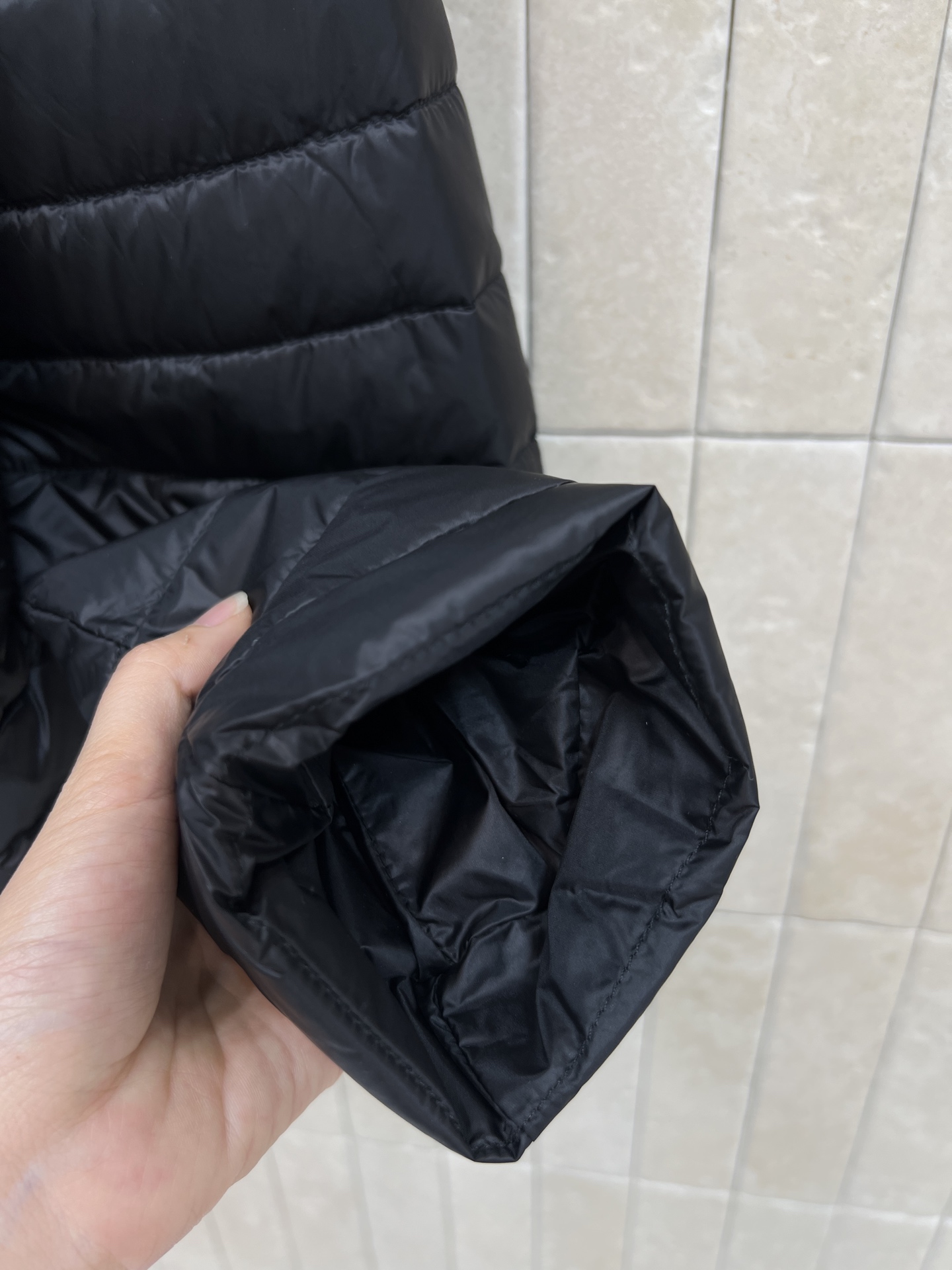 PD家 26秋冬新款 可拆卸连帽羽绒服 可拆卸灰色针织帽实现多种穿搭风格 横向绗缝锁棉不易结块 圆领单排金属扣简约大气 PD家 26秋冬新款 可拆卸连帽羽绒服 可拆卸灰色针织帽实现多种穿搭风格 横向绗缝锁棉不易结块 圆领单排金属扣简约大气