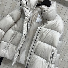 M家 26秋冬新款 立领短款蓬松羽绒服 简约高领可以护住脖颈抵御寒风 方格充绒饱满蓬松 锁绒工艺不易跑棉 顺滑光亮面料耐 M家 26秋冬新款 立领短款蓬松羽绒服 简约高领可以护住脖颈抵御寒风 方格充绒饱满蓬松 锁绒工艺不易跑棉 顺滑光亮面料耐