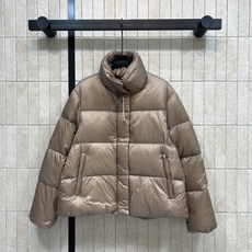 M家 26秋冬新款 立领短款蓬松羽绒服 简约高领可以护住脖颈抵御寒风 方格充绒饱满蓬松 锁绒工艺不易跑棉 顺滑光亮面料耐 M家 26秋冬新款 立领短款蓬松羽绒服 简约高领可以护住脖颈抵御寒风 方格充绒饱满蓬松 锁绒工艺不易跑棉 顺滑光亮面料耐