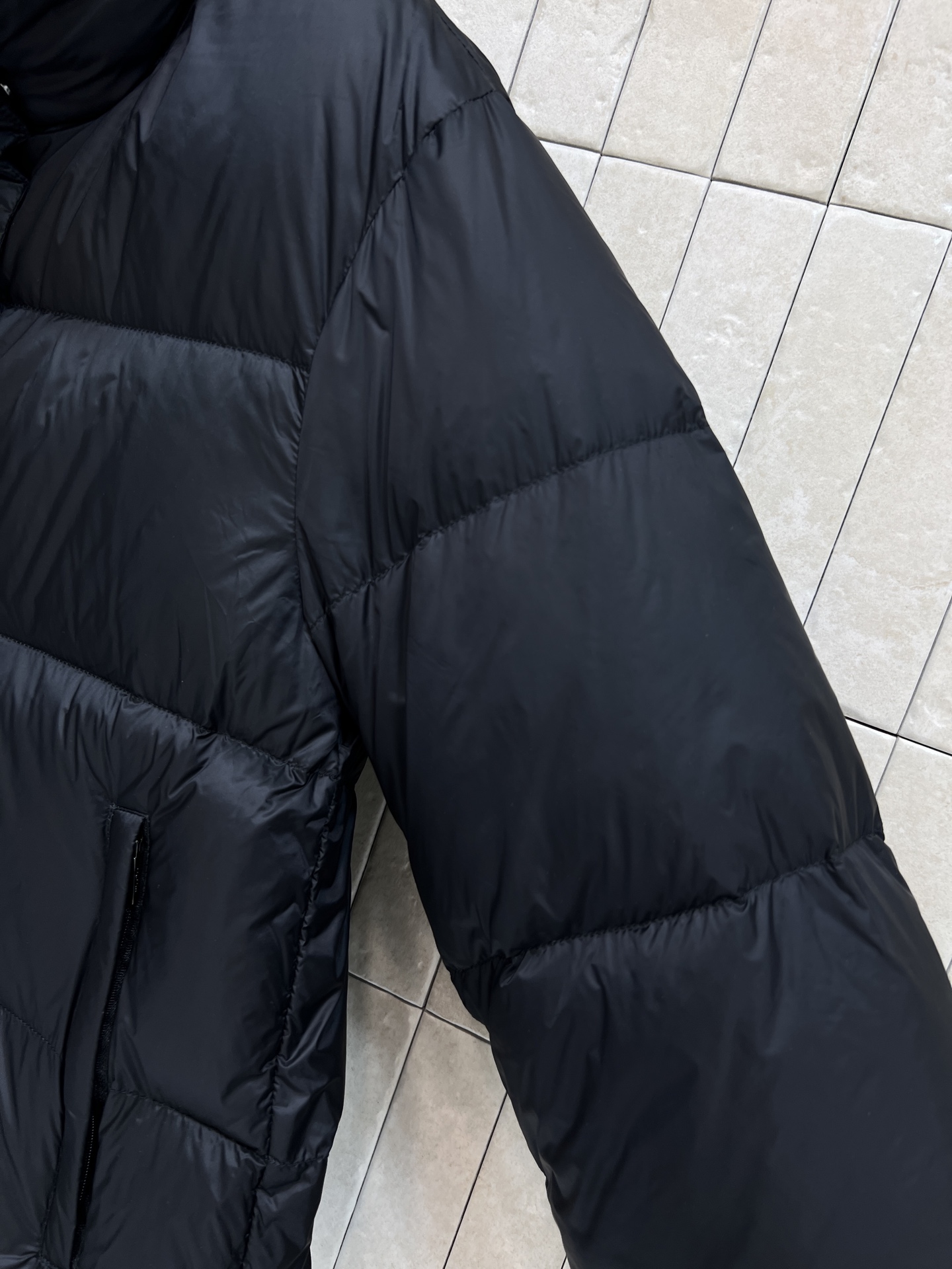 M家 26秋冬新款 立领短款蓬松羽绒服 简约高领可以护住脖颈抵御寒风 方格充绒饱满蓬松 锁绒工艺不易跑棉 顺滑光亮面料耐