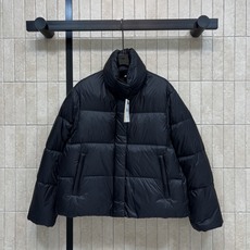 M家 26秋冬新款 立领短款蓬松羽绒服 简约高领可以护住脖颈抵御寒风 方格充绒饱满蓬松 锁绒工艺不易跑棉 顺滑光亮面料耐 M家 26秋冬新款 立领短款蓬松羽绒服 简约高领可以护住脖颈抵御寒风 方格充绒饱满蓬松 锁绒工艺不易跑棉 顺滑光亮面料耐
