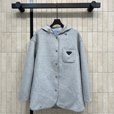 PD家 26秋冬新款 两件连帽羊毛外套 内层抽绳连帽羽绒马甲两件层次感 外层是细腻厚实的绒毛面料柔软保暖 可单穿可叠穿 PD家 26秋冬新款 两件连帽羊毛外套 内层抽绳连帽羽绒马甲两件层次感 外层是细腻厚实的绒毛面料柔软保暖 可单穿可叠穿