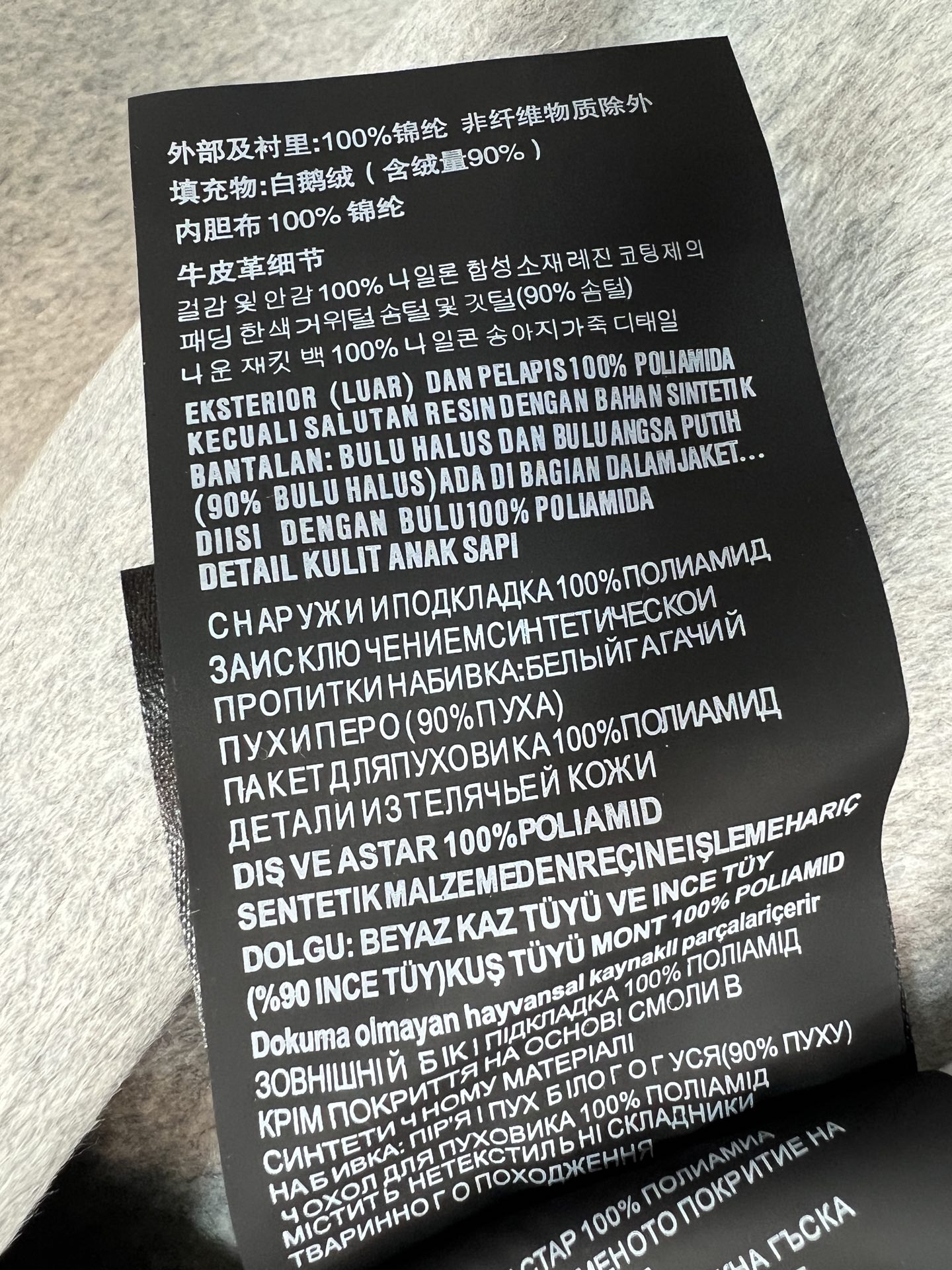 PD家 26秋冬新款 两件连帽羊毛外套 内层抽绳连帽羽绒马甲两件层次感 外层是细腻厚实的绒毛面料柔软保暖 可单穿可叠穿 