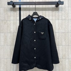 PD家 26秋冬新款 两件连帽羊毛外套 内层抽绳连帽羽绒马甲两件层次感 外层是细腻厚实的绒毛面料柔软保暖 可单穿可叠穿 PD家 26秋冬新款 两件连帽羊毛外套 内层抽绳连帽羽绒马甲两件层次感 外层是细腻厚实的绒毛面料柔软保暖 可单穿可叠穿
