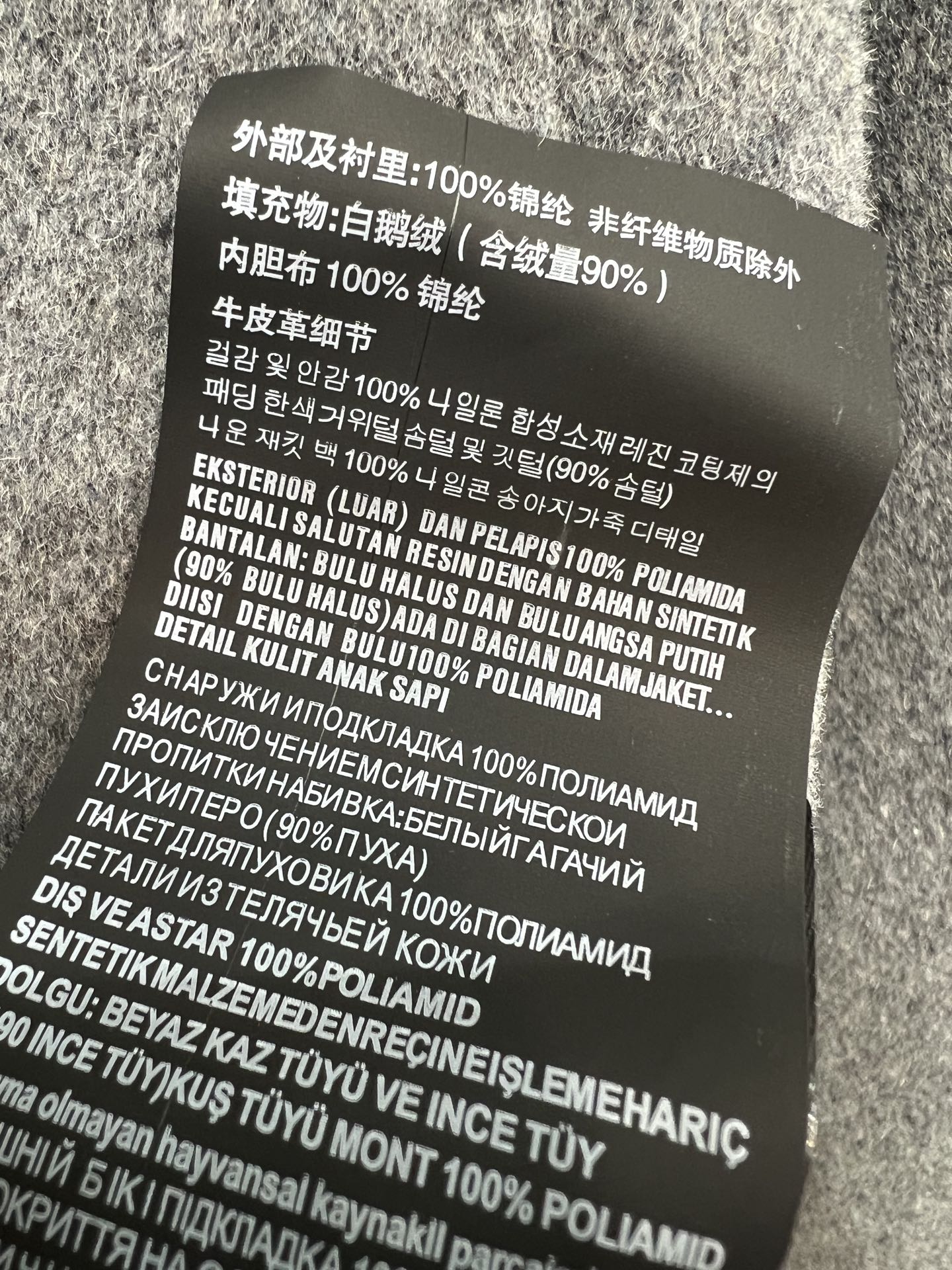 PD家 26秋冬新款 两件连帽羊毛外套 内层抽绳连帽羽绒马甲两件层次感 外层是细腻厚实的绒毛面料柔软保暖 可单穿可叠穿 