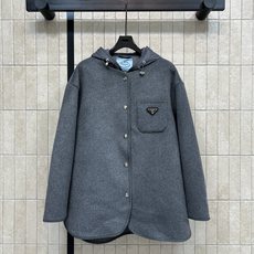 PD家 26秋冬新款 两件连帽羊毛外套 内层抽绳连帽羽绒马甲两件层次感 外层是细腻厚实的绒毛面料柔软保暖 可单穿可叠穿 PD家 26秋冬新款 两件连帽羊毛外套 内层抽绳连帽羽绒马甲两件层次感 外层是细腻厚实的绒毛面料柔软保暖 可单穿可叠穿
