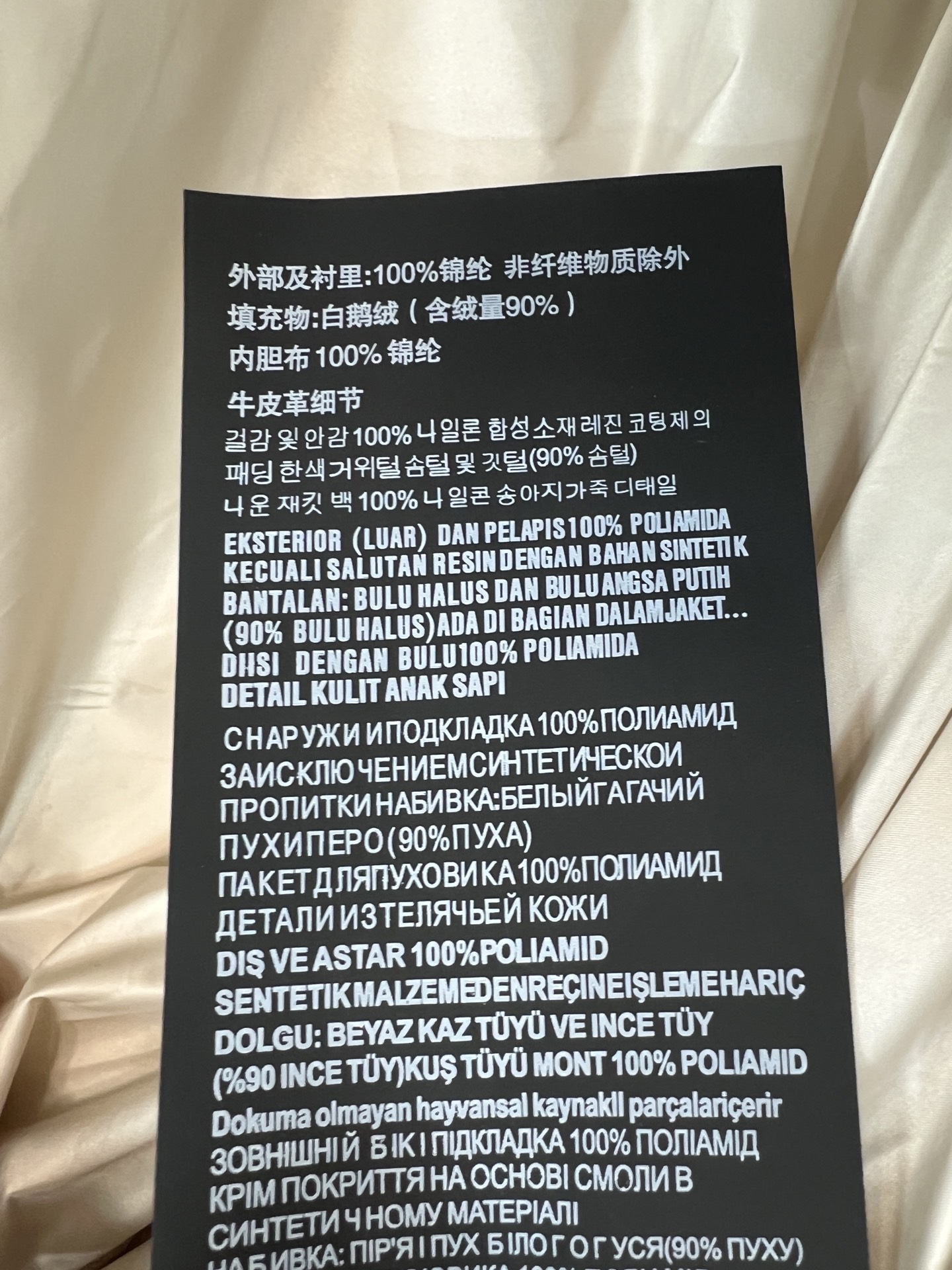 PD家 26秋冬新款 收腰连帽羽绒马甲 抽绳连帽防风保暖 胸口经典三角logo标识精致醒目 方格充绒饱满蓬松 锁绒面料轻 PD家 26秋冬新款 收腰连帽羽绒马甲 抽绳连帽防风保暖 胸口经典三角logo标识精致醒目 方格充绒饱满蓬松 锁绒面料轻