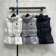 PD家 26秋冬新款 收腰连帽羽绒马甲 抽绳连帽防风保暖 胸口经典三角logo标识精致醒目 方格充绒饱满蓬松 锁绒面料轻 PD家 26秋冬新款 收腰连帽羽绒马甲 抽绳连帽防风保暖 胸口经典三角logo标识精致醒目 方格充绒饱满蓬松 锁绒面料轻