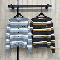 MIU家 26早秋新款 撞色条纹针织开衫 采用羊毛针织没劲啊了 经典圆领贴合脖颈 前排复古纽扣开合 胸口精致logo作为 MIU家 26早秋新款 撞色条纹针织开衫 采用羊毛针织没劲啊了 经典圆领贴合脖颈 前排复古纽扣开合 胸口精致logo作为