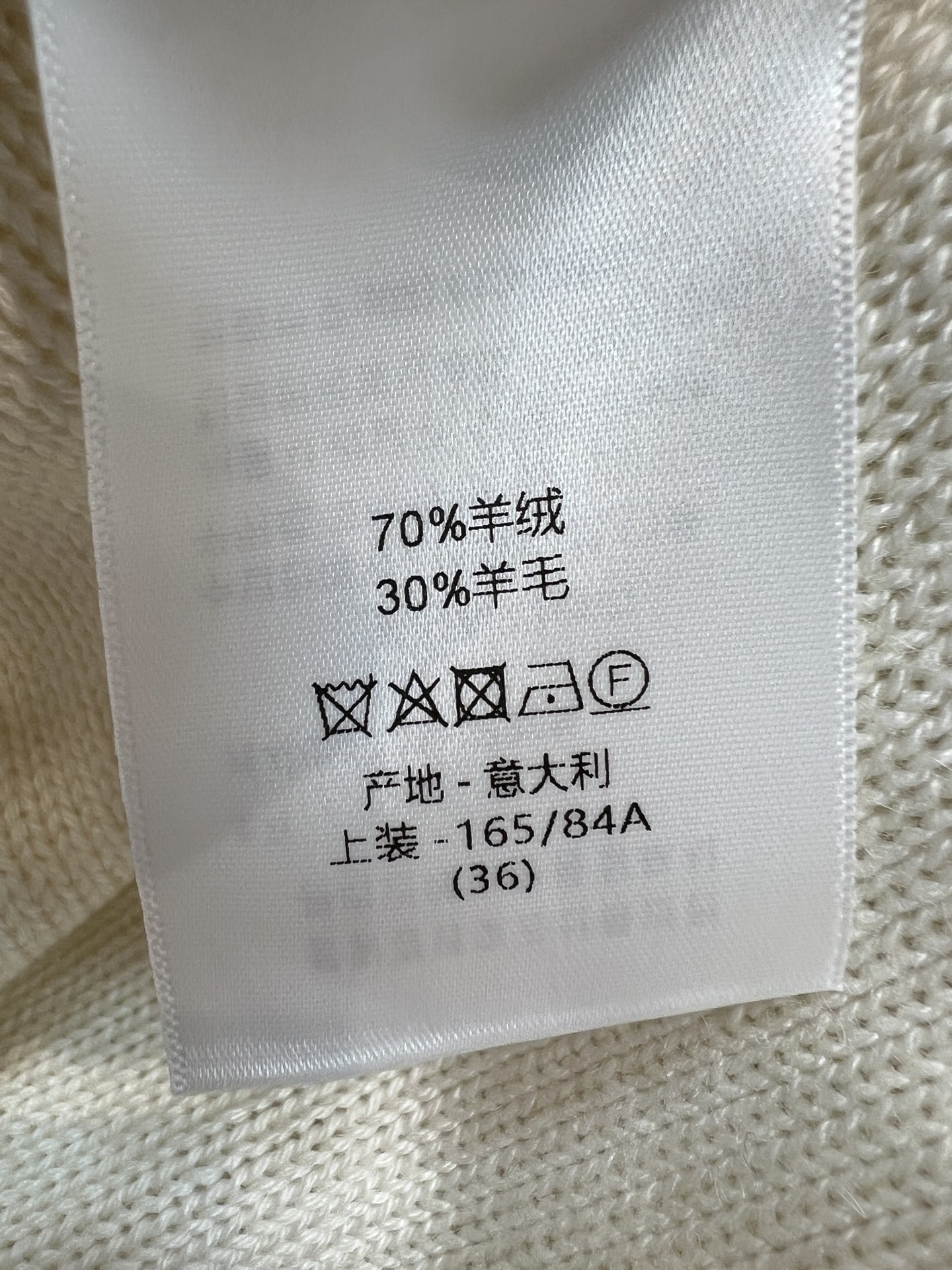 D家 26早秋新款 针织长袖上衣 采用羊毛针织面料软糯细腻 别致斜肩纽扣增添设计巧思 衣身logo提花简约时髦 卷边圆领