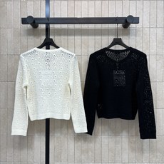 C家 26早秋新款 镂空针织长袖上衣 采用羊毛针织面料 别致小圆领搭配镂空小缺口 金属双C纽扣精致吸睛 全身透气镂空针织 C家 26早秋新款 镂空针织长袖上衣 采用羊毛针织面料 别致小圆领搭配镂空小缺口 金属双C纽扣精致吸睛 全身透气镂空针织