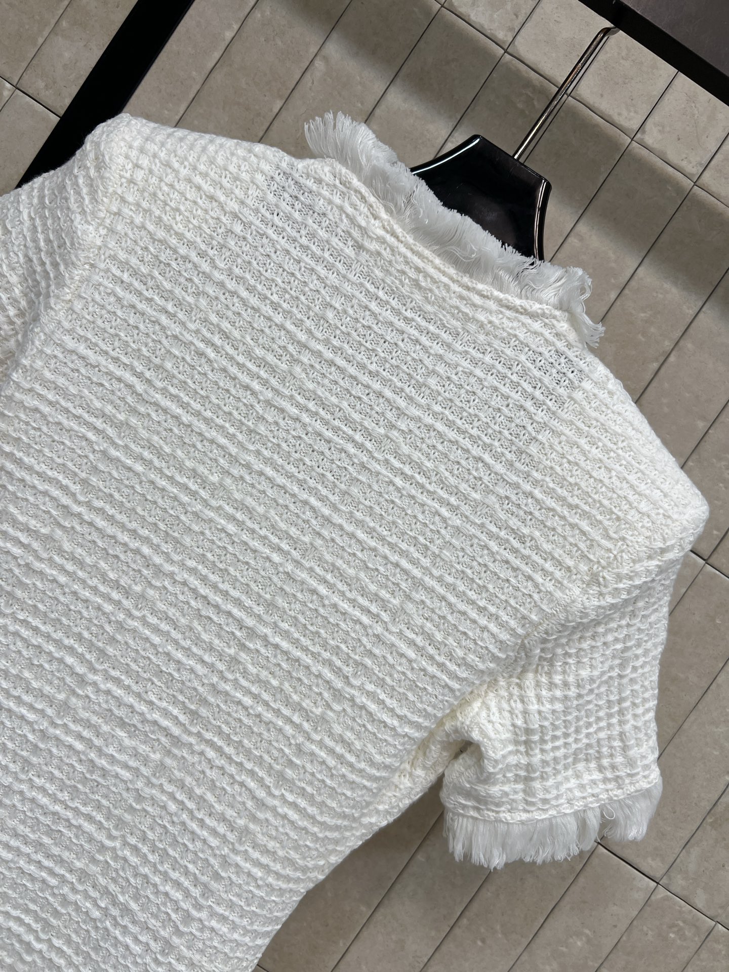 self家 26早秋新款 白色针织短袖连衣裙 V领与袖口 裙摆均带有温柔毛须流苏 氛围感拉满 镶钻闪亮纽扣作为主要装饰 