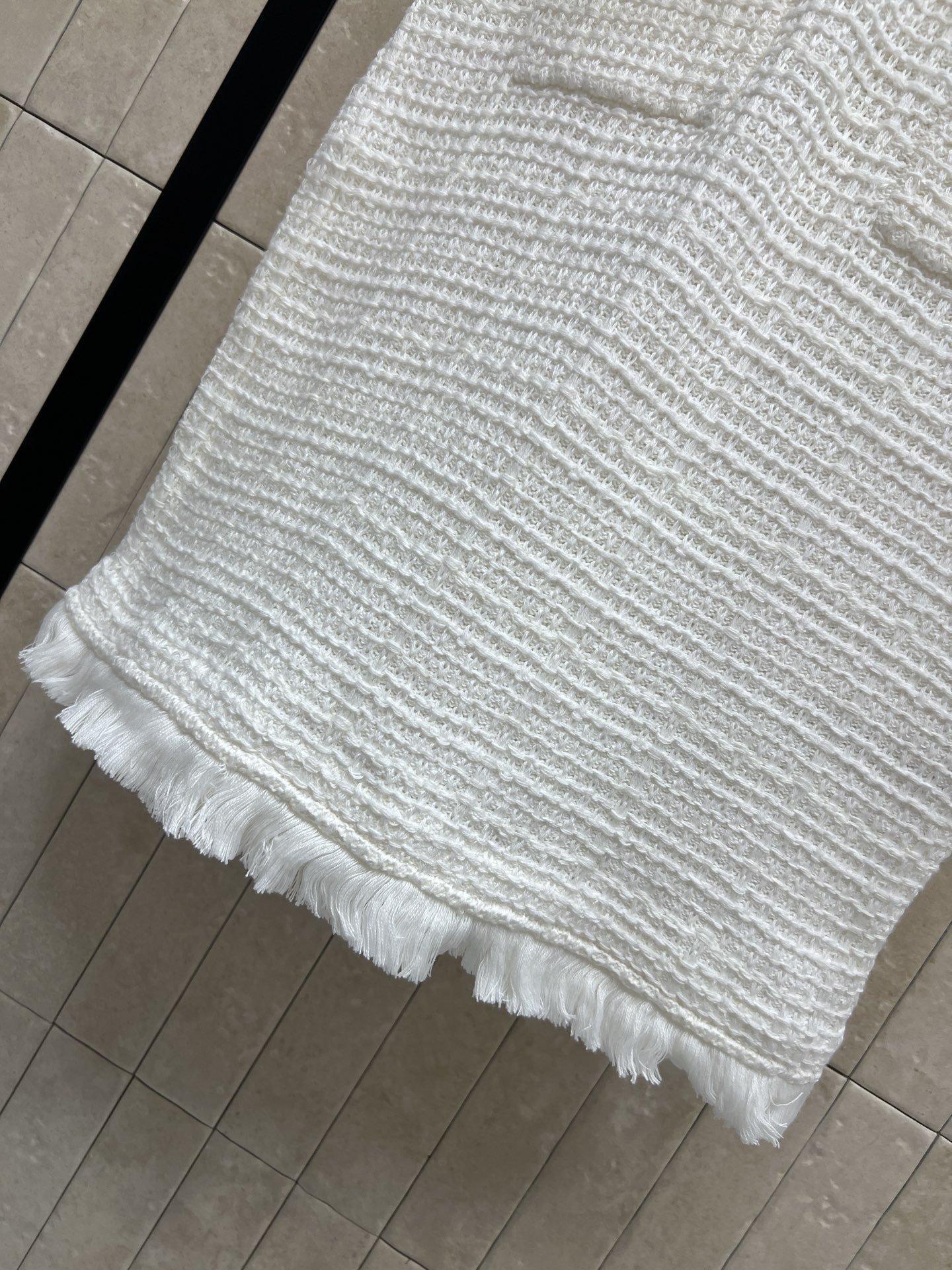 self家 26早秋新款 白色针织短袖连衣裙 V领与袖口 裙摆均带有温柔毛须流苏 氛围感拉满 镶钻闪亮纽扣作为主要装饰 