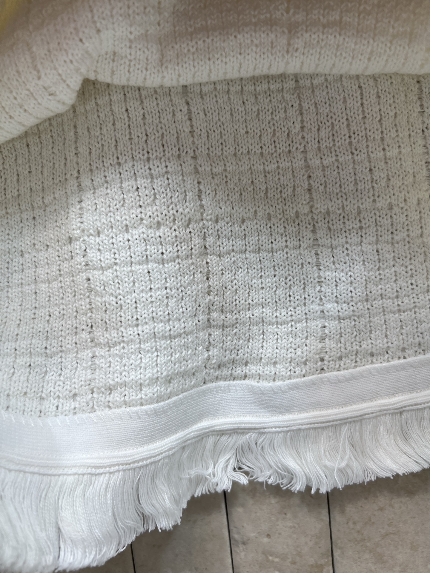 self家 26早秋新款 白色针织短袖连衣裙 V领与袖口 裙摆均带有温柔毛须流苏 氛围感拉满 镶钻闪亮纽扣作为主要装饰 