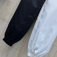 L家 26早秋新款 撞色老花立领套装 立领外套+高腰束脚裤 潮流拼色设计 立领外套肩部拼接经典老花 胸前四叶花印花搭配醒 L家 26早秋新款 撞色老花立领套装 立领外套+高腰束脚裤 潮流拼色设计 立领外套肩部拼接经典老花 胸前四叶花印花搭配醒