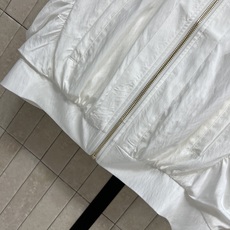 PD家 26早秋新款 立领无袖马甲外套 立领拉链款式简约利落 侧边别致抽褶设计 胸口金属三角标logo精致 轻薄抗皱的透 PD家 26早秋新款 立领无袖马甲外套 立领拉链款式简约利落 侧边别致抽褶设计 胸口金属三角标logo精致 轻薄抗皱的透