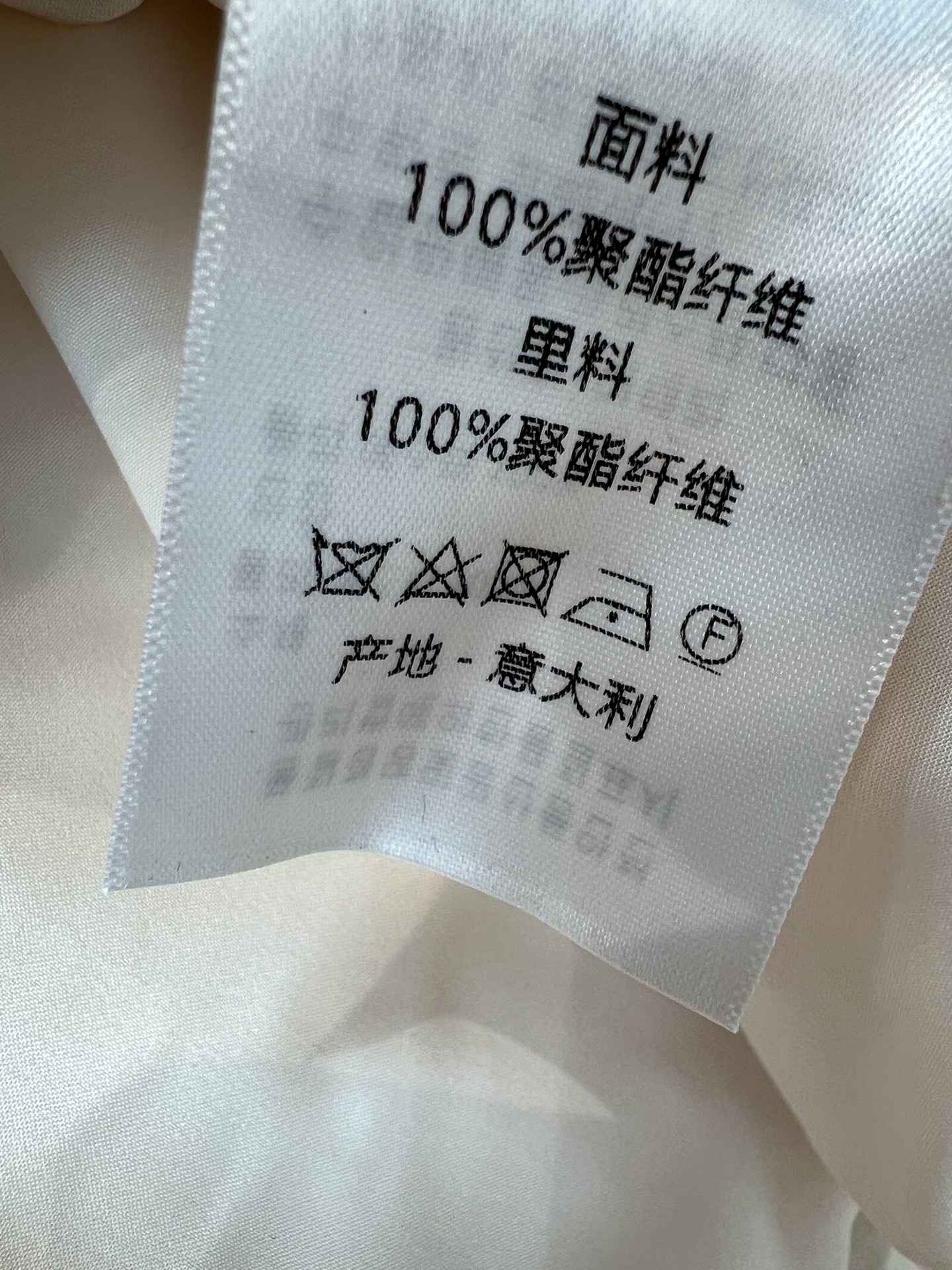 D家 26早秋新款 压褶圆领短款上衣 简约无领圆领设计 衣身精致竖向压褶增添层次感 单颗珍珠纽扣简约 胸口金属logo点