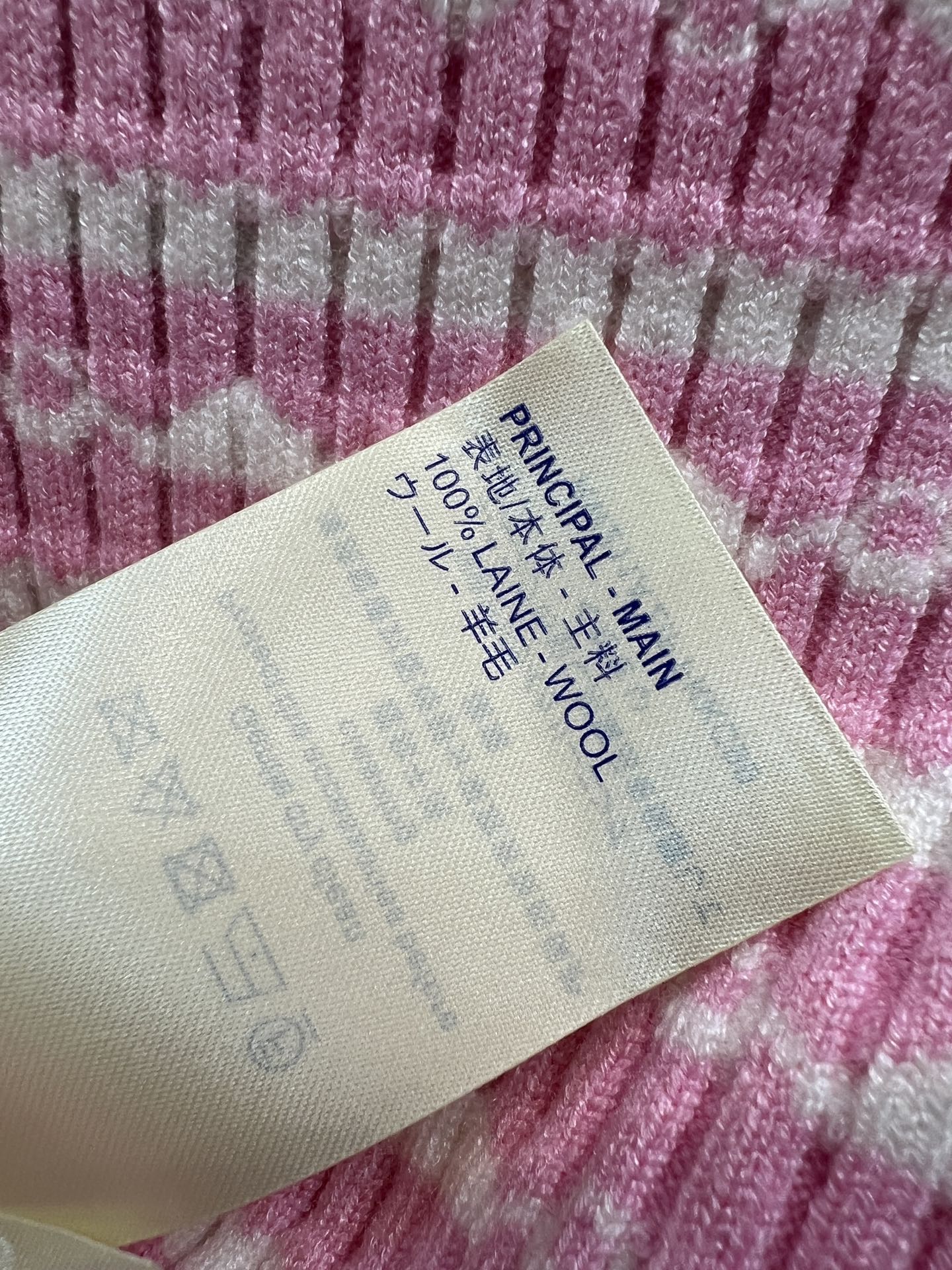 L家 26早秋新款 条纹提花短款针织开衫 圆领版型柔和衬脸 衣身布满层次横条提花纹理 肌理感十足 精致金属排扣简约耐看 