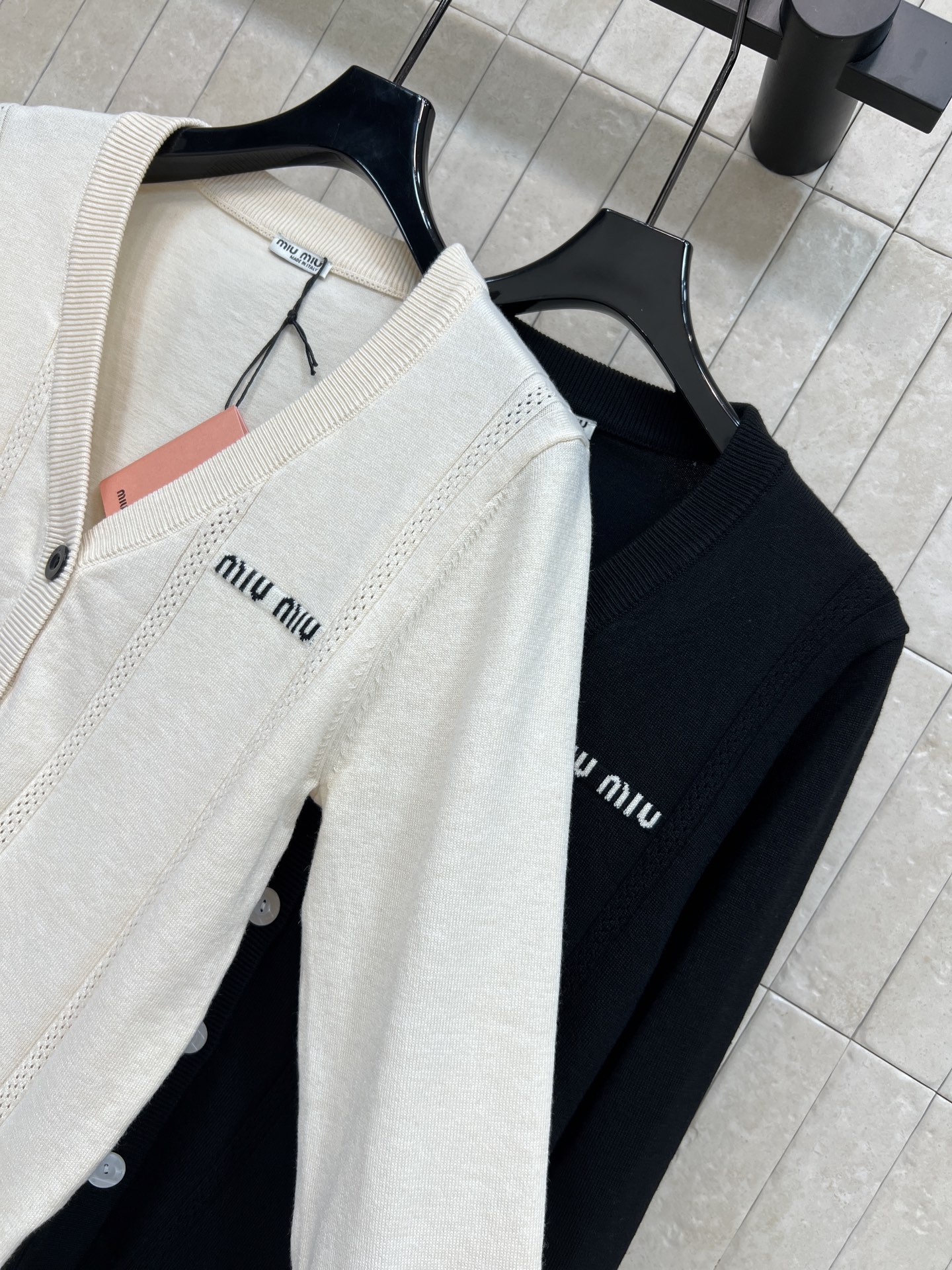 MIU家 26早秋新款 V领针织开衫 采用羊毛针织面料 软糯细腻 简约V领修饰脖颈线条 胸口小巧logo低调精致 单排纽