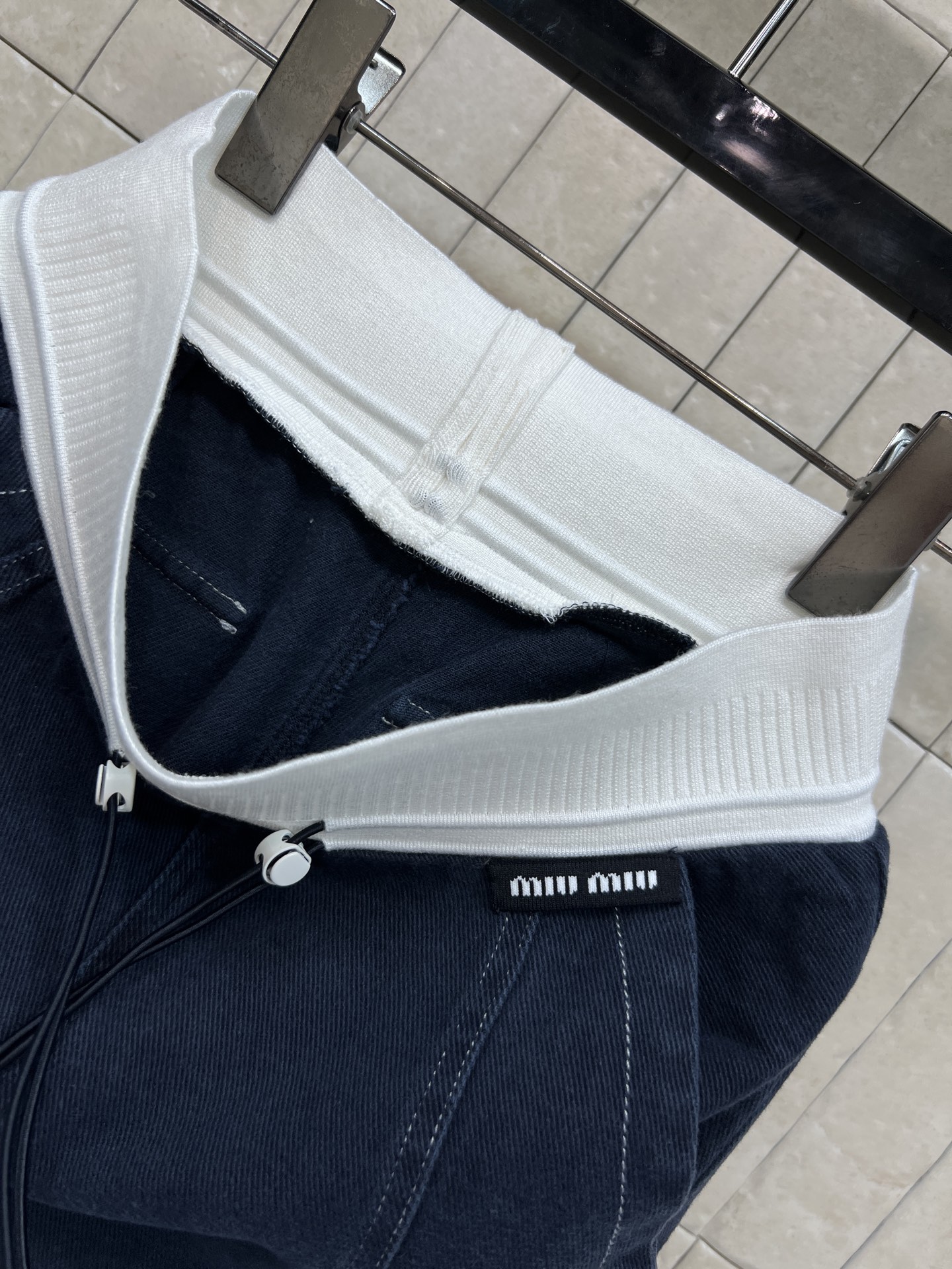 MIU家 26早秋新款 撞腰头抽绳牛仔裤 复古深蓝水洗牛仔棉面料 手感厚实 撞色白色针织腰头搭配可调节抽绳 松紧随心适配