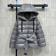 M家 26秋冬新款 收腰系带连帽羽绒服外套 简约连帽搭配金属头抽绳 可以自由调节帽围 横向分格充绒饱满蓬松 上身轻盈软糯 M家 26秋冬新款 收腰系带连帽羽绒服外套 简约连帽搭配金属头抽绳 可以自由调节帽围 横向分格充绒饱满蓬松 上身轻盈软糯
