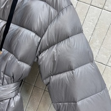 M家 26秋冬新款 收腰系带连帽羽绒服外套 简约连帽搭配金属头抽绳 可以自由调节帽围 横向分格充绒饱满蓬松 上身轻盈软糯 M家 26秋冬新款 收腰系带连帽羽绒服外套 简约连帽搭配金属头抽绳 可以自由调节帽围 横向分格充绒饱满蓬松 上身轻盈软糯