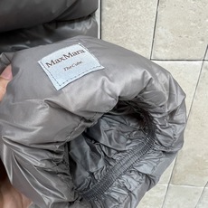 M家 26秋冬新款 收腰系带连帽羽绒服外套 简约连帽搭配金属头抽绳 可以自由调节帽围 横向分格充绒饱满蓬松 上身轻盈软糯 M家 26秋冬新款 收腰系带连帽羽绒服外套 简约连帽搭配金属头抽绳 可以自由调节帽围 横向分格充绒饱满蓬松 上身轻盈软糯