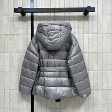 M家 26秋冬新款 收腰系带连帽羽绒服外套 简约连帽搭配金属头抽绳 可以自由调节帽围 横向分格充绒饱满蓬松 上身轻盈软糯 M家 26秋冬新款 收腰系带连帽羽绒服外套 简约连帽搭配金属头抽绳 可以自由调节帽围 横向分格充绒饱满蓬松 上身轻盈软糯