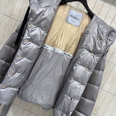 M家 26秋冬新款 收腰系带连帽羽绒服外套 简约连帽搭配金属头抽绳 可以自由调节帽围 横向分格充绒饱满蓬松 上身轻盈软糯 M家 26秋冬新款 收腰系带连帽羽绒服外套 简约连帽搭配金属头抽绳 可以自由调节帽围 横向分格充绒饱满蓬松 上身轻盈软糯