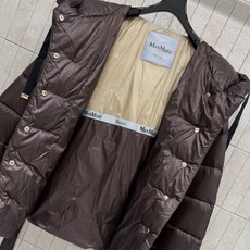 M家 26秋冬新款 收腰系带连帽羽绒服外套 简约连帽搭配金属头抽绳 可以自由调节帽围 横向分格充绒饱满蓬松 上身轻盈软糯 M家 26秋冬新款 收腰系带连帽羽绒服外套 简约连帽搭配金属头抽绳 可以自由调节帽围 横向分格充绒饱满蓬松 上身轻盈软糯