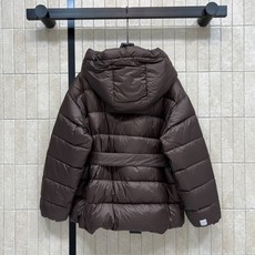 M家 26秋冬新款 收腰系带连帽羽绒服外套 简约连帽搭配金属头抽绳 可以自由调节帽围 横向分格充绒饱满蓬松 上身轻盈软糯 M家 26秋冬新款 收腰系带连帽羽绒服外套 简约连帽搭配金属头抽绳 可以自由调节帽围 横向分格充绒饱满蓬松 上身轻盈软糯