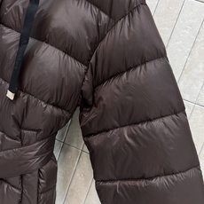 M家 26秋冬新款 收腰系带连帽羽绒服外套 简约连帽搭配金属头抽绳 可以自由调节帽围 横向分格充绒饱满蓬松 上身轻盈软糯 M家 26秋冬新款 收腰系带连帽羽绒服外套 简约连帽搭配金属头抽绳 可以自由调节帽围 横向分格充绒饱满蓬松 上身轻盈软糯
