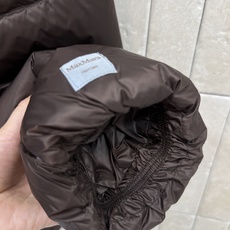 M家 26秋冬新款 收腰系带连帽羽绒服外套 简约连帽搭配金属头抽绳 可以自由调节帽围 横向分格充绒饱满蓬松 上身轻盈软糯 M家 26秋冬新款 收腰系带连帽羽绒服外套 简约连帽搭配金属头抽绳 可以自由调节帽围 横向分格充绒饱满蓬松 上身轻盈软糯