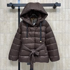 M家 26秋冬新款 收腰系带连帽羽绒服外套 简约连帽搭配金属头抽绳 可以自由调节帽围 横向分格充绒饱满蓬松 上身轻盈软糯 M家 26秋冬新款 收腰系带连帽羽绒服外套 简约连帽搭配金属头抽绳 可以自由调节帽围 横向分格充绒饱满蓬松 上身轻盈软糯