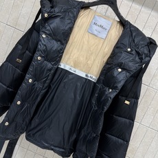 M家 26秋冬新款 收腰系带连帽羽绒服外套 简约连帽搭配金属头抽绳 可以自由调节帽围 横向分格充绒饱满蓬松 上身轻盈软糯 M家 26秋冬新款 收腰系带连帽羽绒服外套 简约连帽搭配金属头抽绳 可以自由调节帽围 横向分格充绒饱满蓬松 上身轻盈软糯