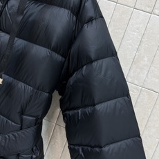 M家 26秋冬新款 收腰系带连帽羽绒服外套 简约连帽搭配金属头抽绳 可以自由调节帽围 横向分格充绒饱满蓬松 上身轻盈软糯 M家 26秋冬新款 收腰系带连帽羽绒服外套 简约连帽搭配金属头抽绳 可以自由调节帽围 横向分格充绒饱满蓬松 上身轻盈软糯