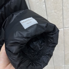 M家 26秋冬新款 收腰系带连帽羽绒服外套 简约连帽搭配金属头抽绳 可以自由调节帽围 横向分格充绒饱满蓬松 上身轻盈软糯 M家 26秋冬新款 收腰系带连帽羽绒服外套 简约连帽搭配金属头抽绳 可以自由调节帽围 横向分格充绒饱满蓬松 上身轻盈软糯