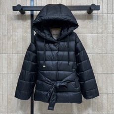 M家 26秋冬新款 收腰系带连帽羽绒服外套 简约连帽搭配金属头抽绳 可以自由调节帽围 横向分格充绒饱满蓬松 上身轻盈软糯 M家 26秋冬新款 收腰系带连帽羽绒服外套 简约连帽搭配金属头抽绳 可以自由调节帽围 横向分格充绒饱满蓬松 上身轻盈软糯