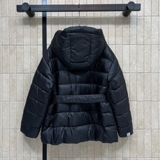 M家 26秋冬新款 收腰系带连帽羽绒服外套 简约连帽搭配金属头抽绳 可以自由调节帽围 横向分格充绒饱满蓬松 上身轻盈软糯 M家 26秋冬新款 收腰系带连帽羽绒服外套 简约连帽搭配金属头抽绳 可以自由调节帽围 横向分格充绒饱满蓬松 上身轻盈软糯