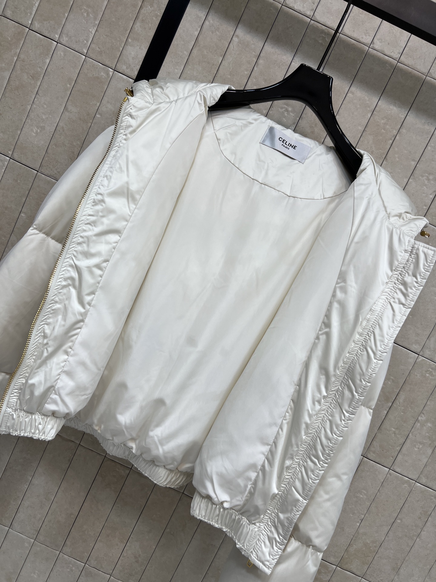 CE家 26秋冬新款 连帽短款羽绒服外套 连帽搭配金属抽绳 胸口品牌logo标识 辨识度恰到好处 金色拉链口袋实用美观 