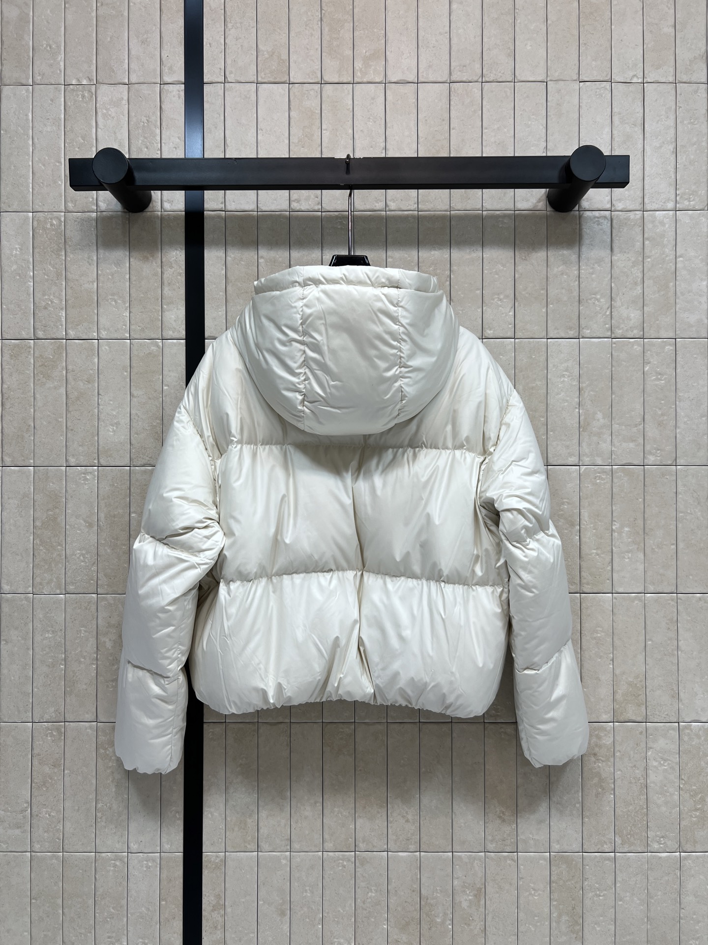 CE家 26秋冬新款 连帽短款羽绒服外套 连帽搭配金属抽绳 胸口品牌logo标识 辨识度恰到好处 金色拉链口袋实用美观 
