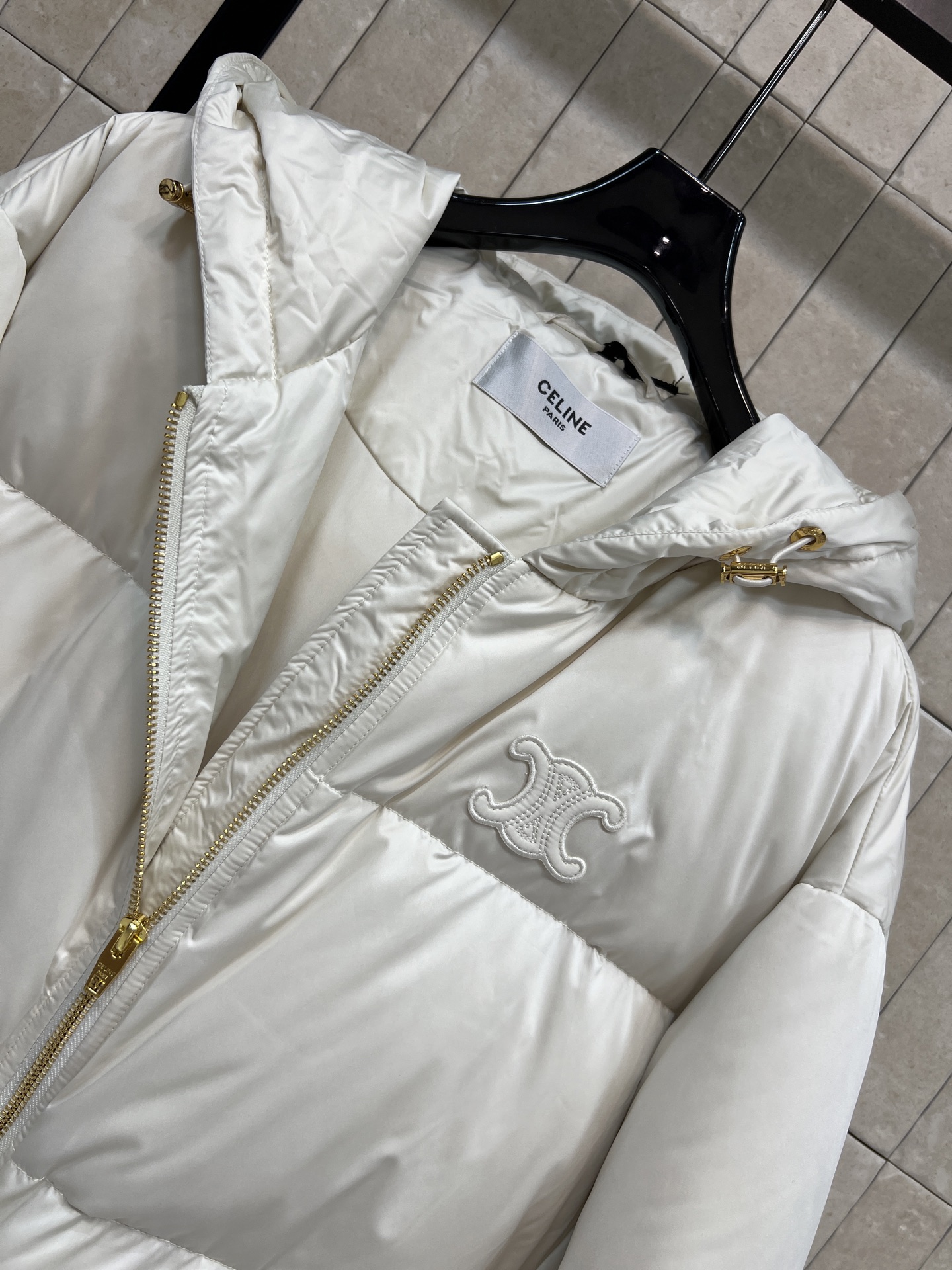 CE家 26秋冬新款 连帽短款羽绒服外套 连帽搭配金属抽绳 胸口品牌logo标识 辨识度恰到好处 金色拉链口袋实用美观 